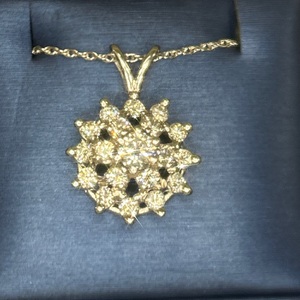  14kt White Gold Diamond Pendant Necklace
